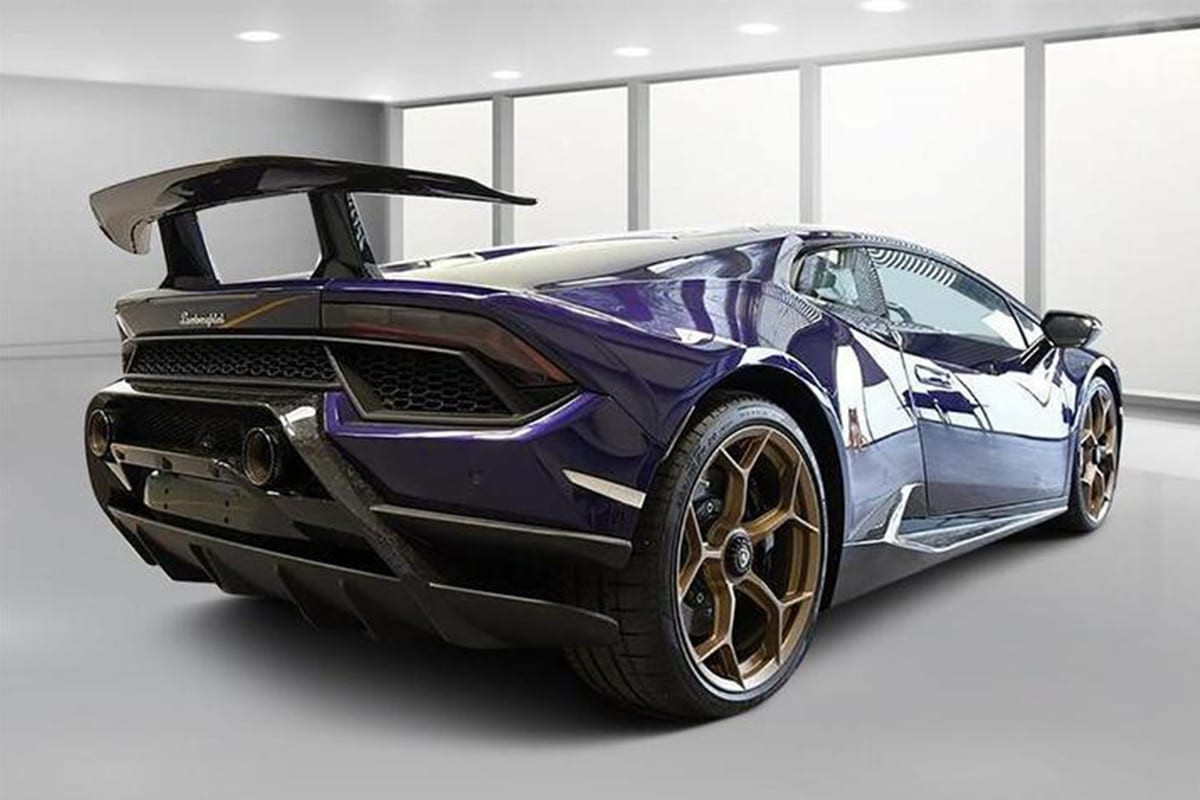 Lamborghini bị tịch thu phía sau