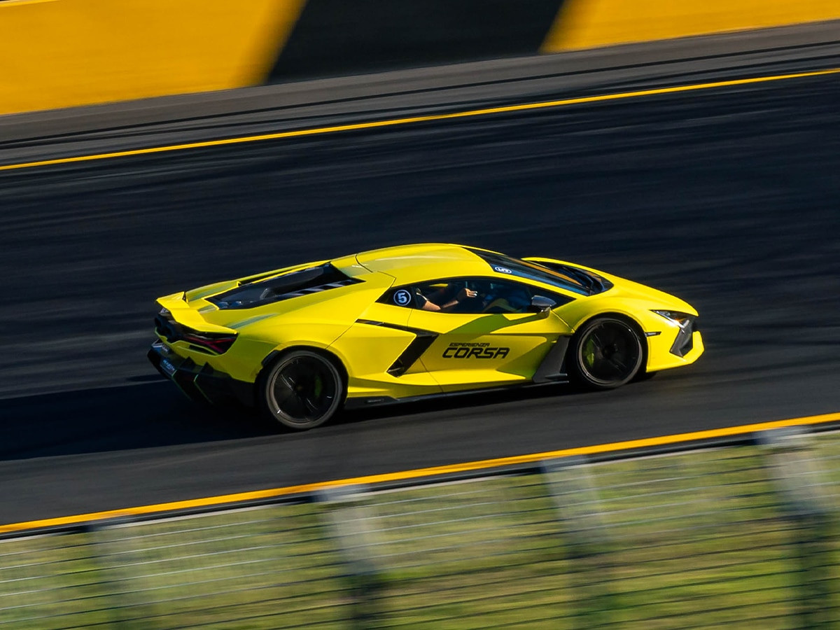 Lamborghini Revuelto trên đường đua