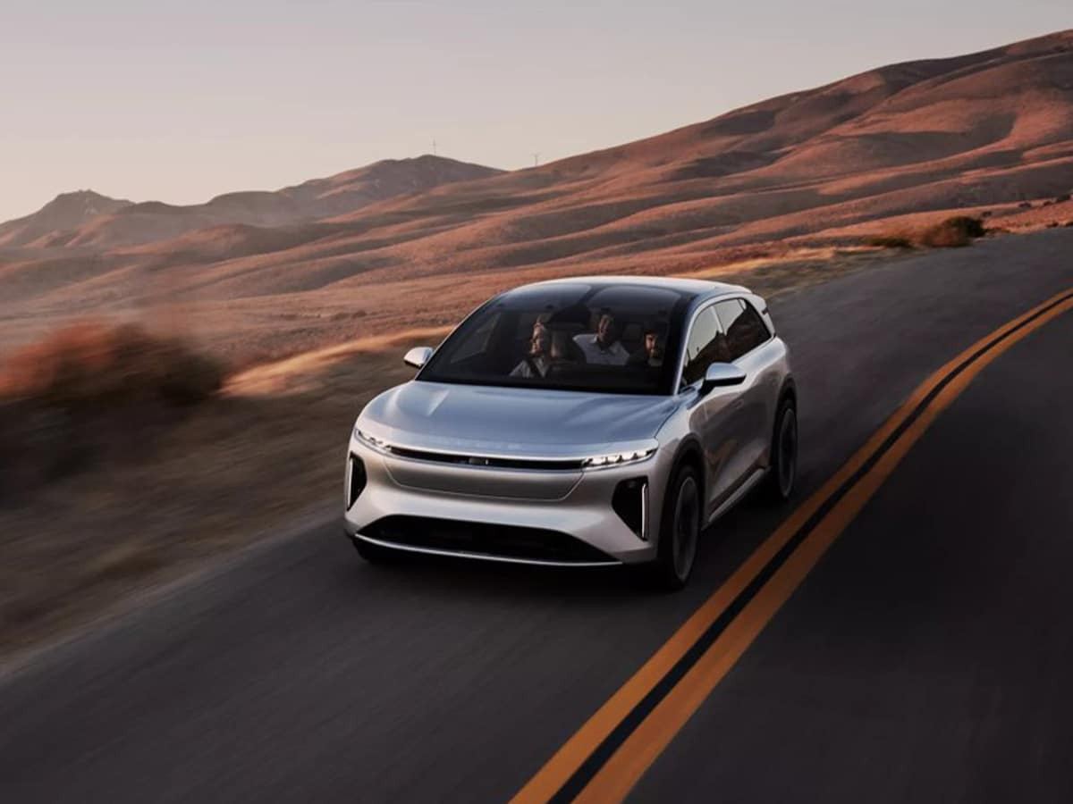 Lucid motors gravity phía trước trên đường