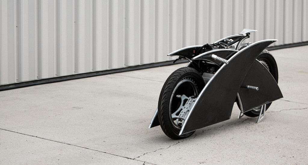 Mark Atkinson với chiếc mô tô Racer X
