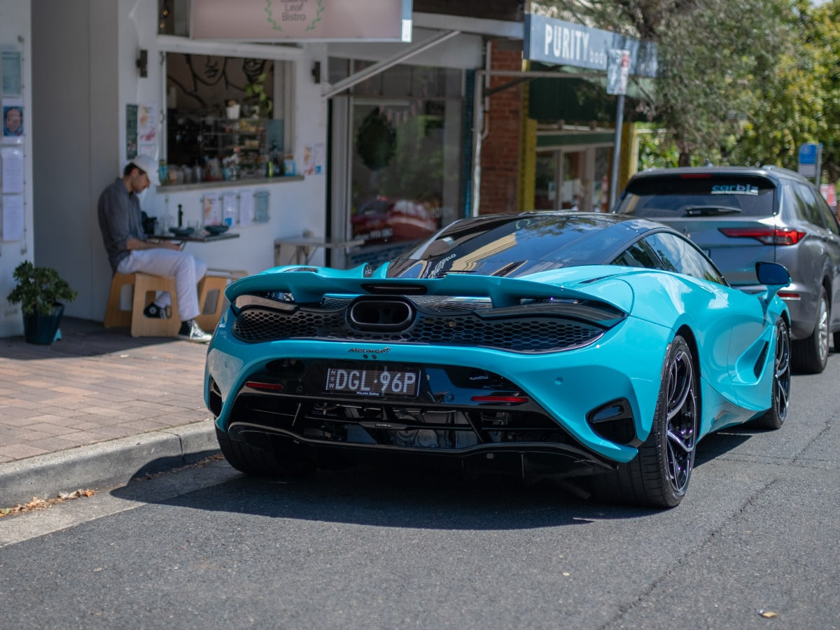 McLaren 750S nhìn từ phía sau tại quán cà phê