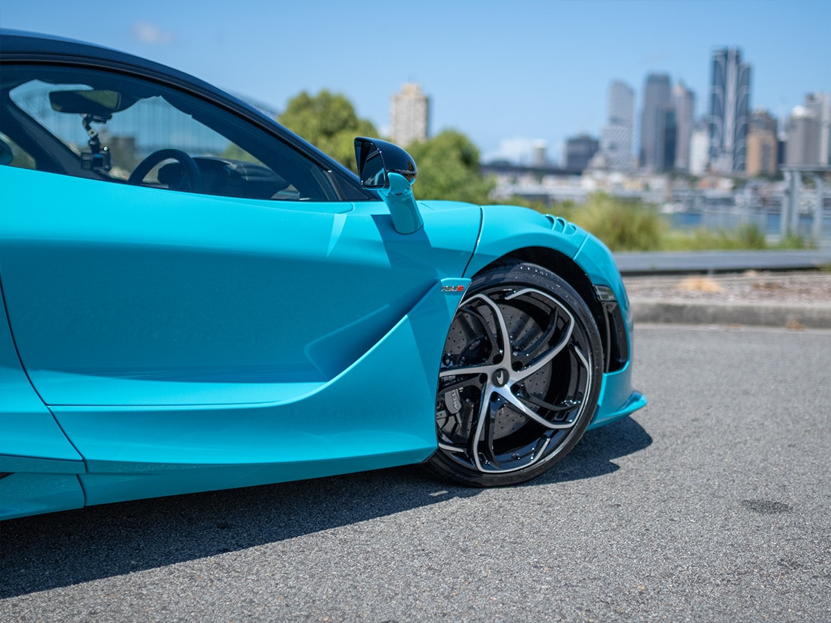 McLaren 750S trước bánh xe