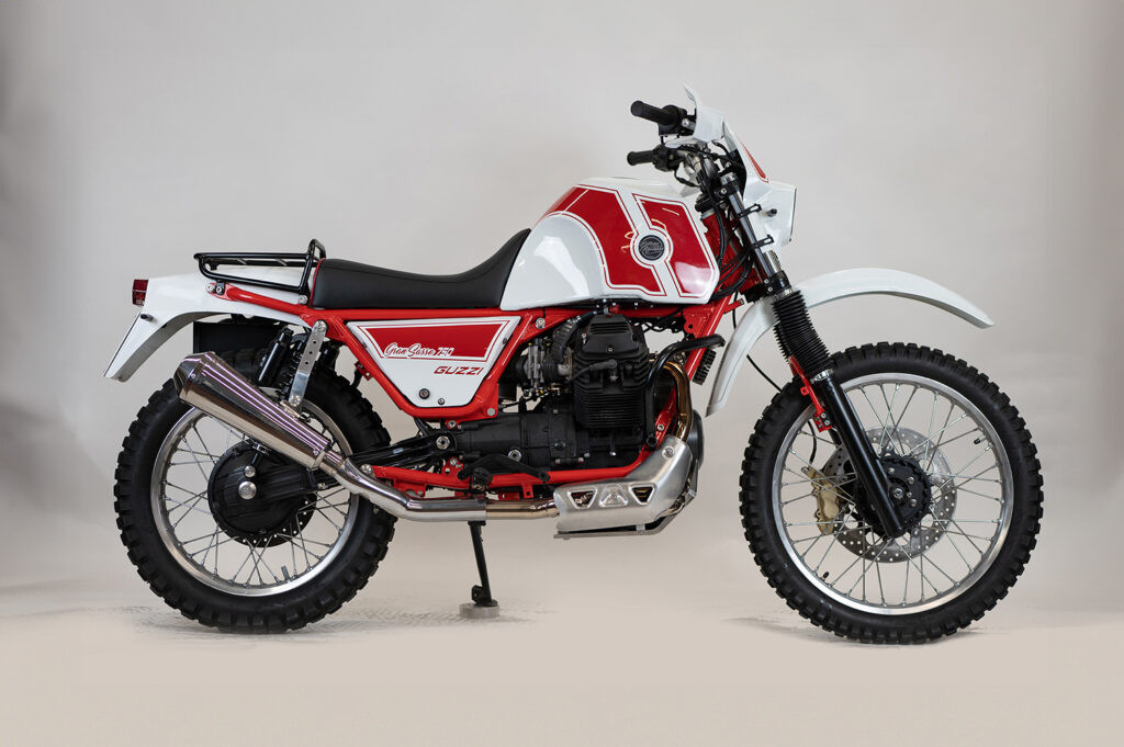 Moto Guzzi một chiếc xe máy mạnh mẽ với màu đỏ nổi bật