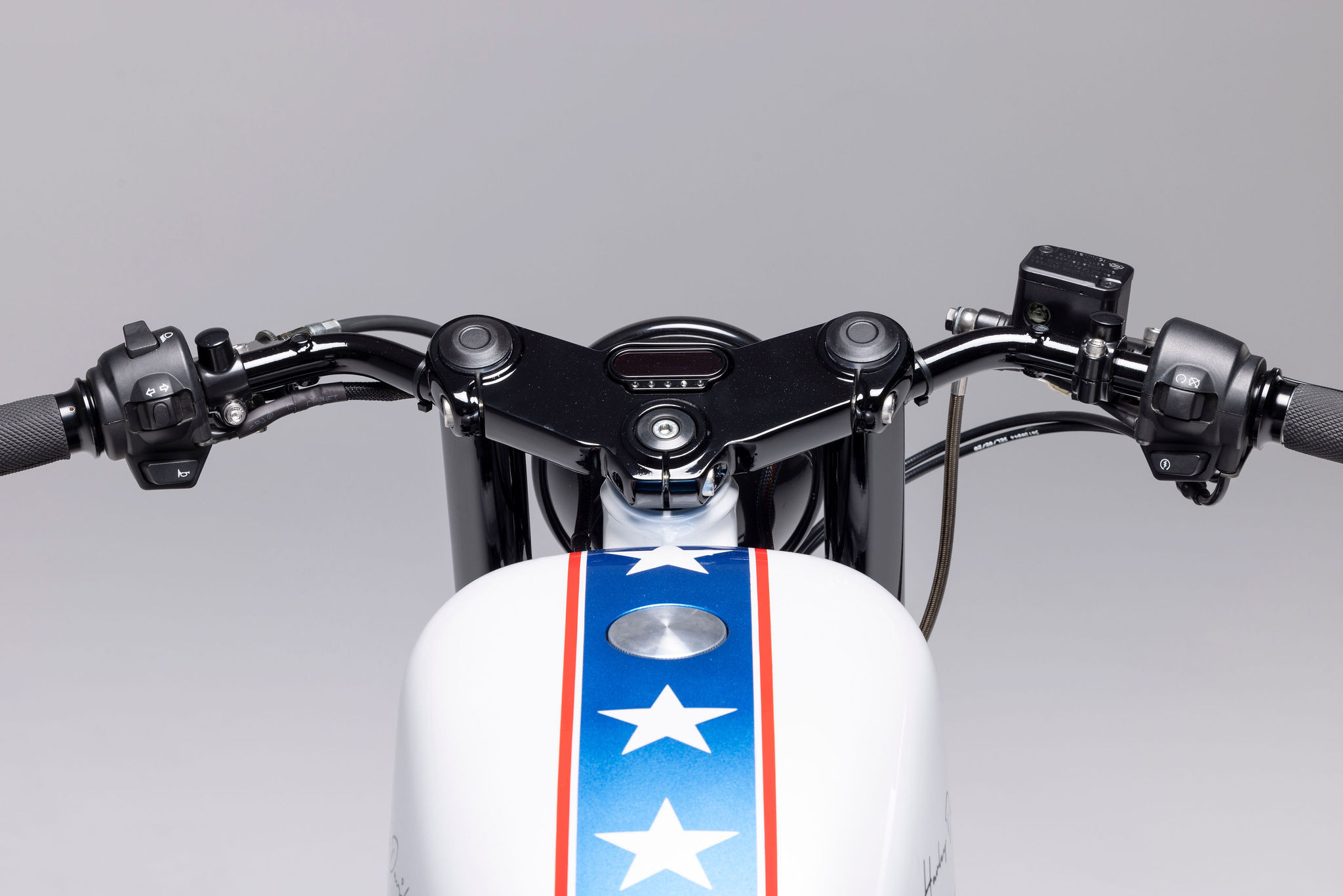 Motogadget mini trên cùm tay lái