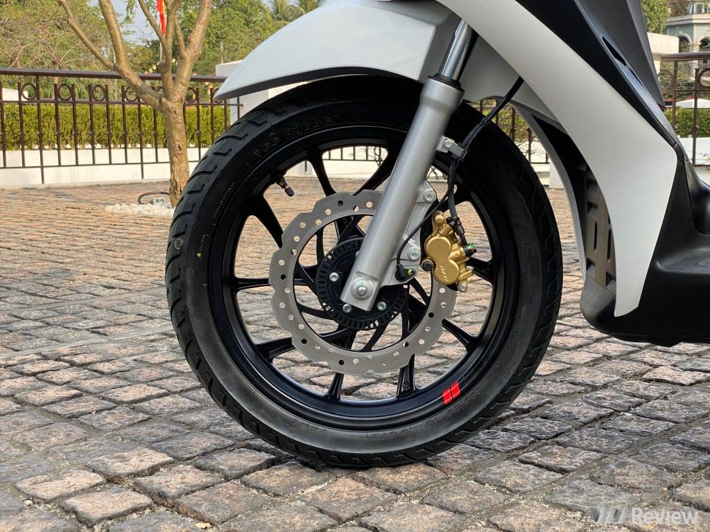 Nhân viên sửa chữa phanh xe máy