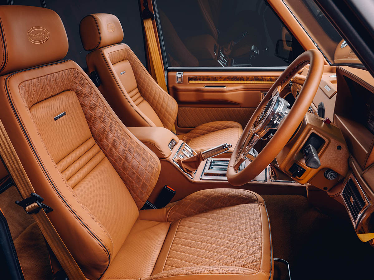 Nội thất bên trong Range Rover với chất liệu da vàng và chỉ khâu kim cương