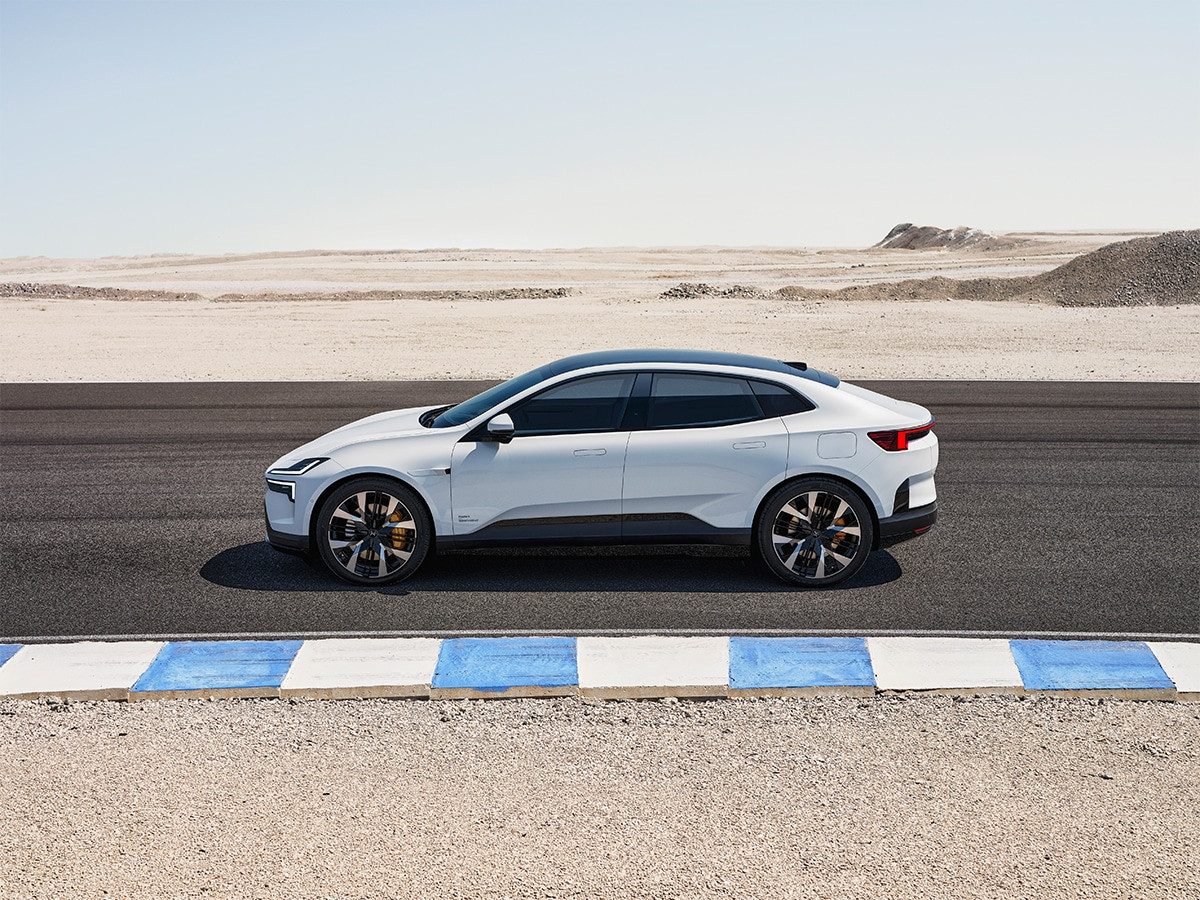 Polestar 4 bên sườn xe