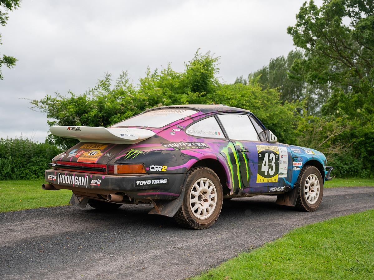 Porsche 911 SC Safari 1978 được Ken Block cầm lái cổ điển phía sau bên phải