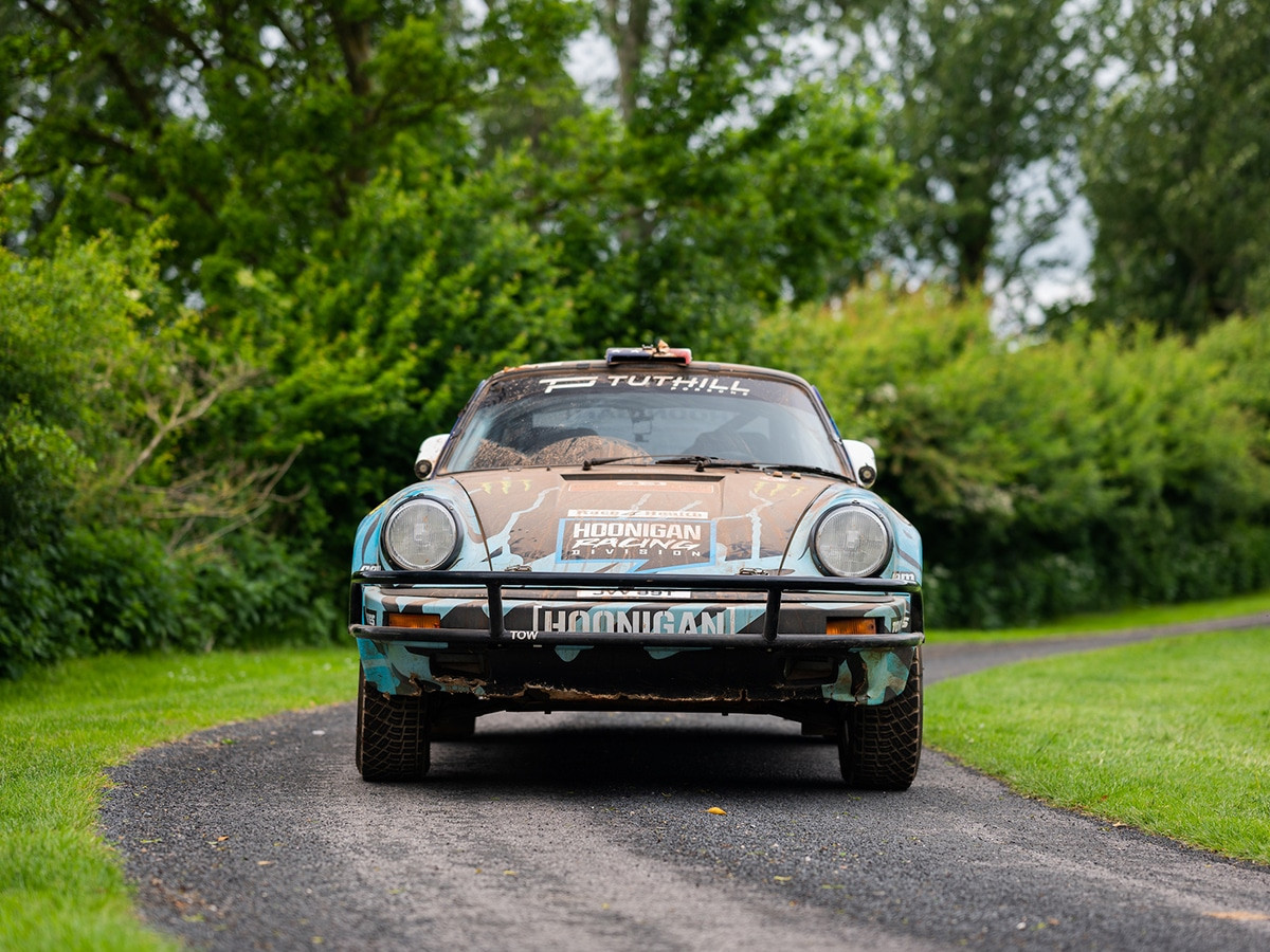 Porsche 911 SC Safari 1978 được Ken Block cầm lái cổ điển phía trước