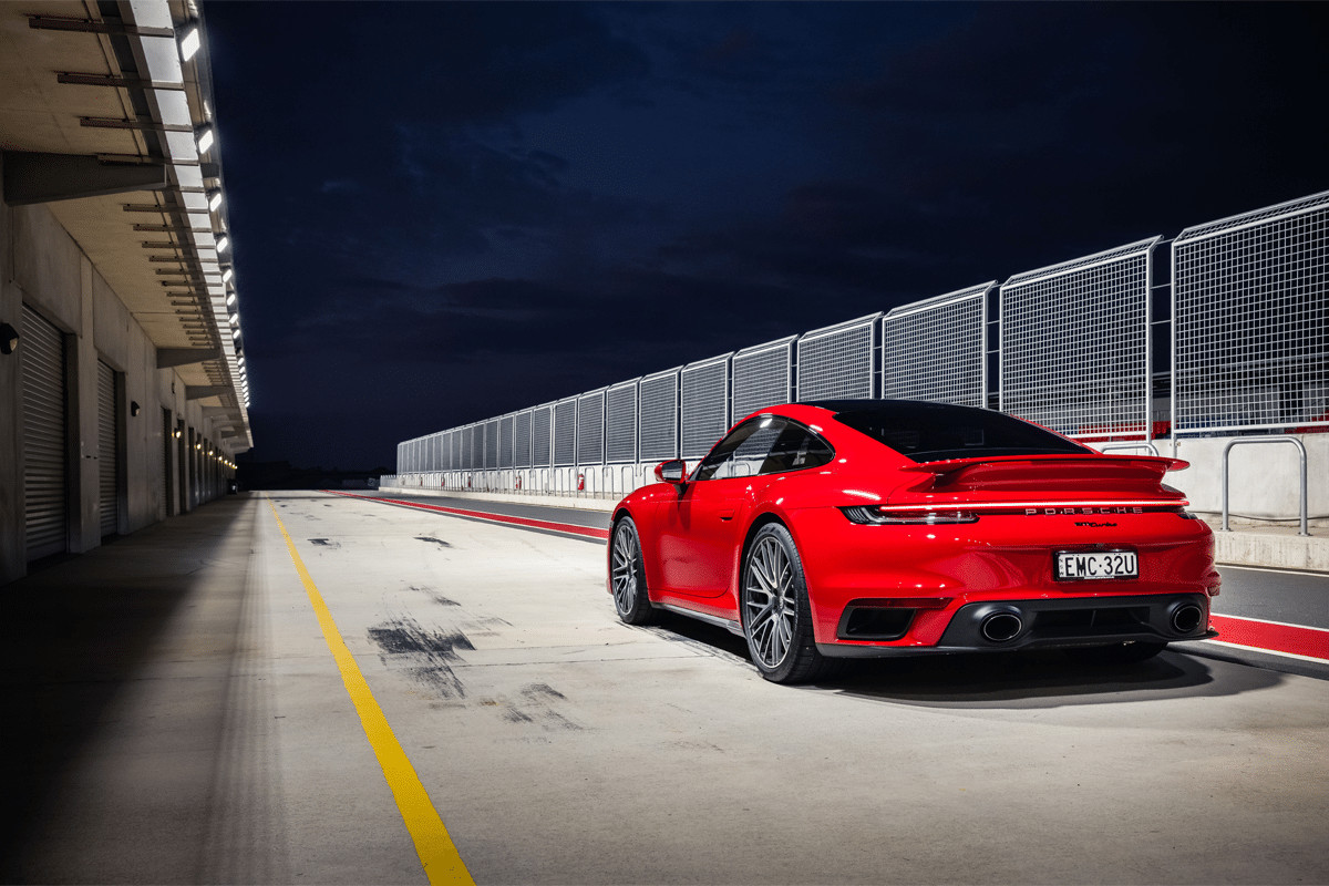Porsche 911 Turbo 2021 phía sau góc nhìn