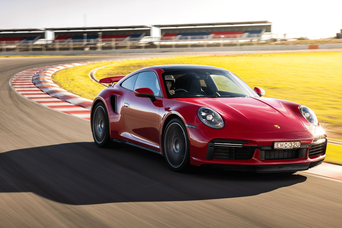 Porsche 911 Turbo 2021 trên đường đua