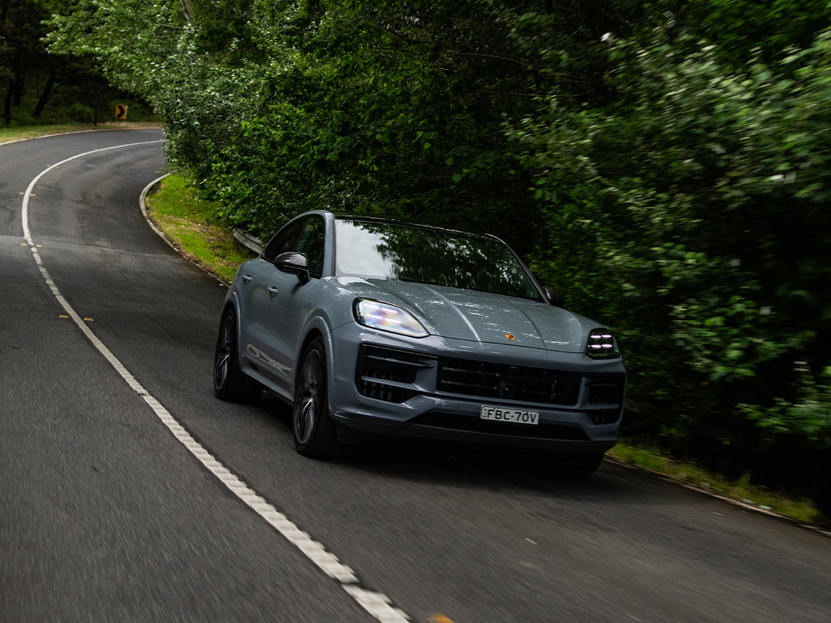 Porsche Cayenne 2024 trên đường