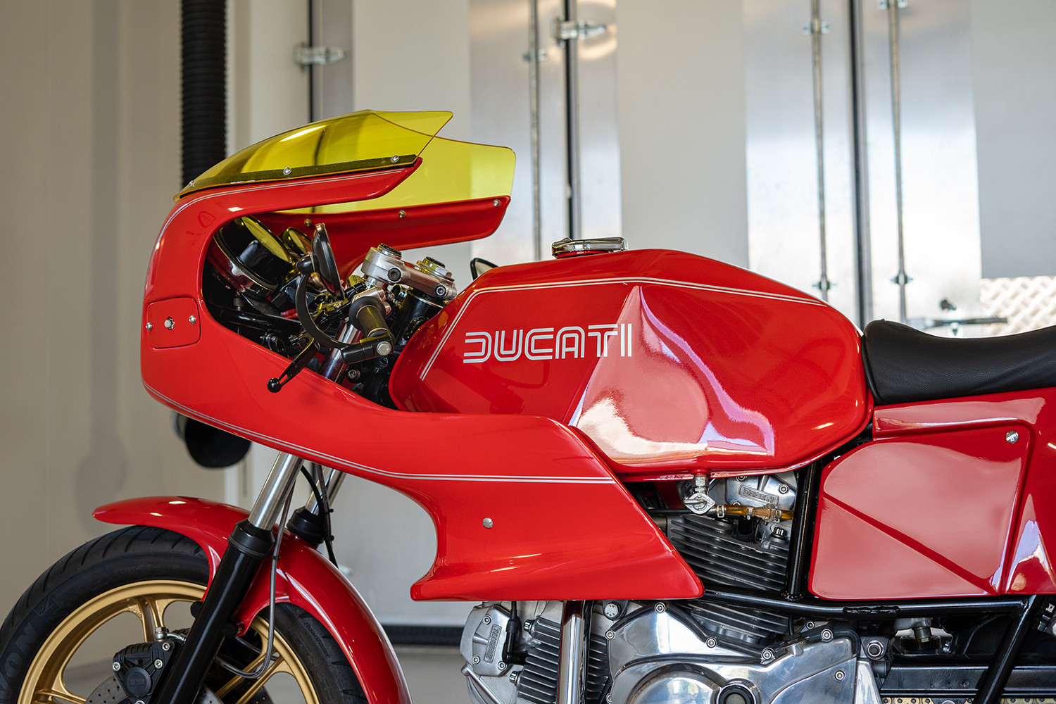 Sơn Ducati đỏ nổi bật và hệ thống xả Staintune.
