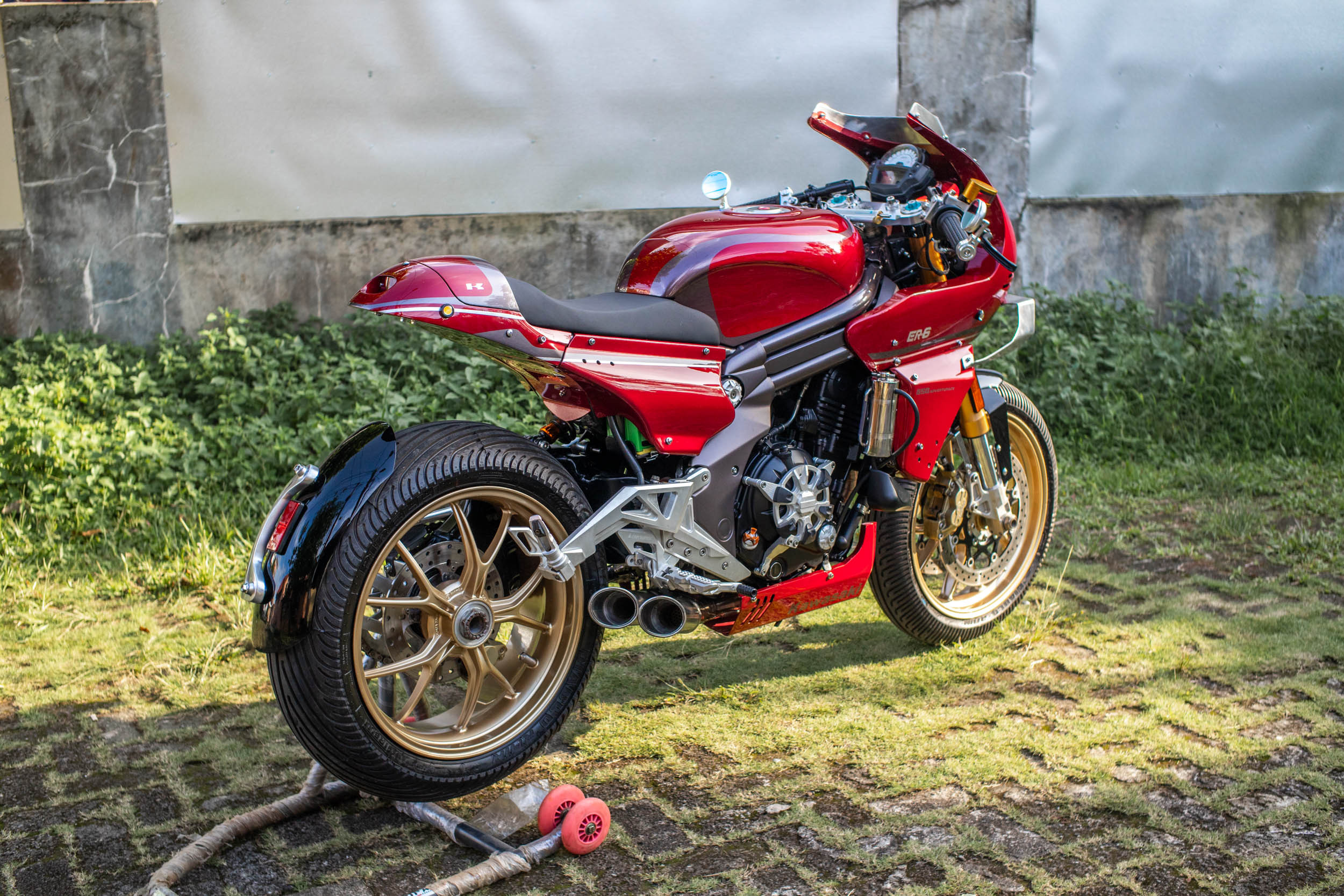 Sự kết hợp giữa cánh tay đòn Ducati và shock Ohlins