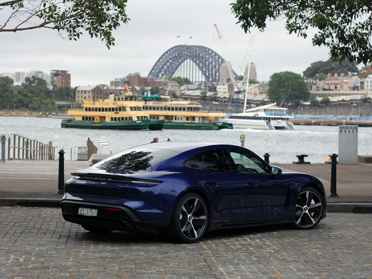 Thiết kế phía sau Porsche Taycan Turbo