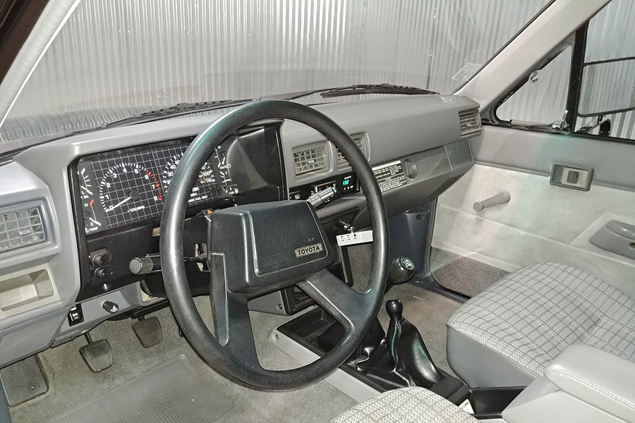 Toyota SR5 1985 vô lăng