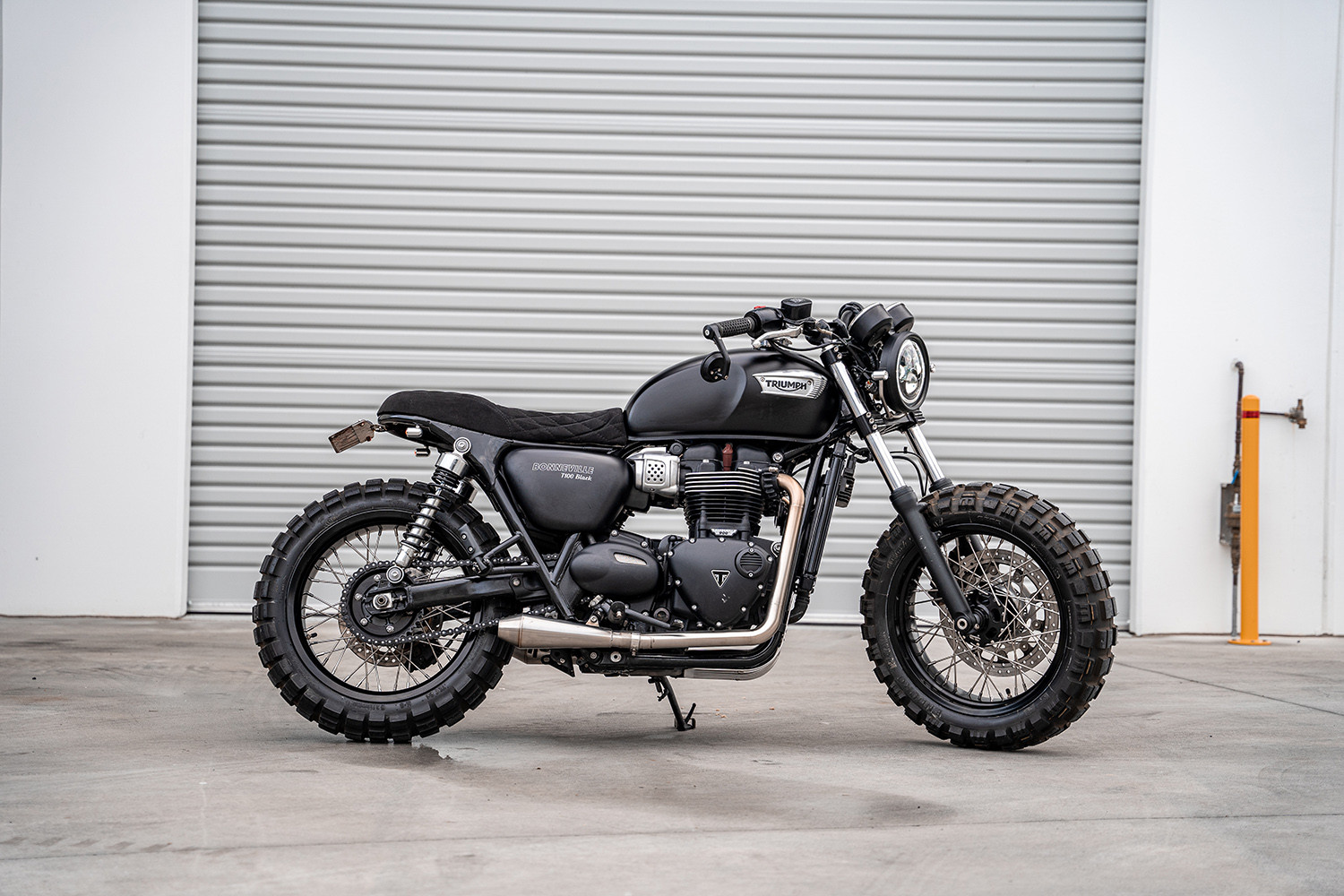 Triumph Scrambler với bánh xe rộng và ghế tùy chỉnh độc đáo