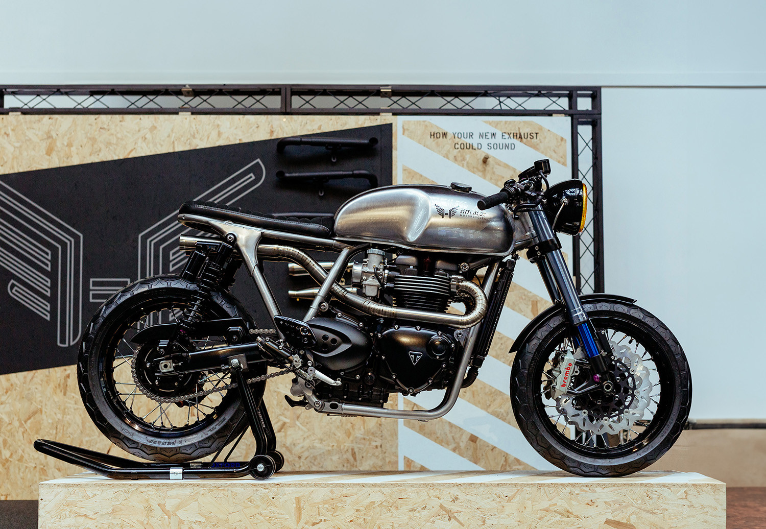Triumph Thruxton R tối giản với thiết kế mới