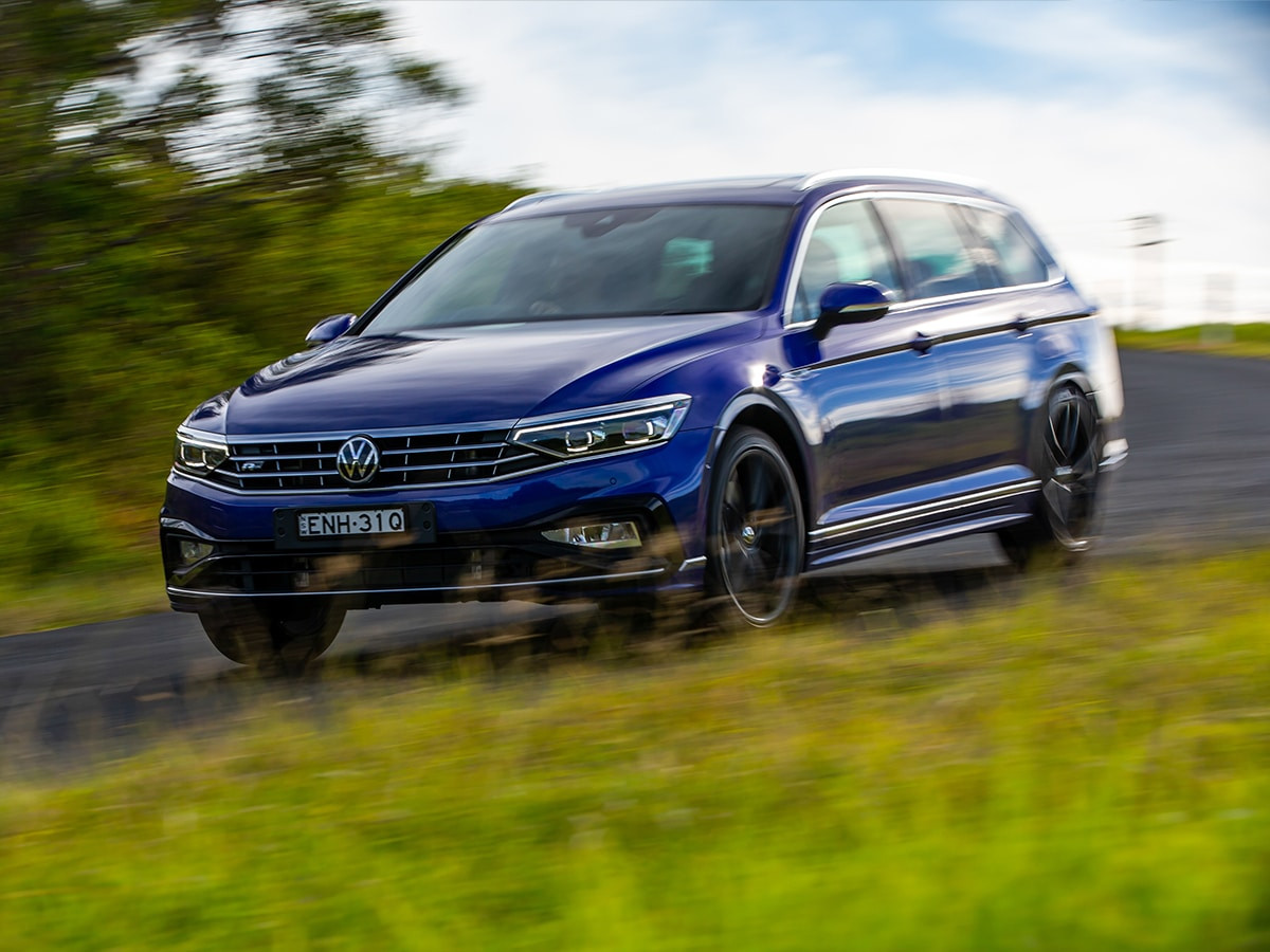 Volkswagen Passat 206TSI R-Line Đang Lái Trên Đường