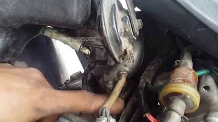 Xe bị nghẹt xăng có thể do không đóng kín nấc hoặc ống dẫn bị tắc