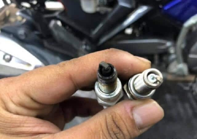 Xe chết máy do cháy bugi là một trong những nguyên nhân phổ biến nhất