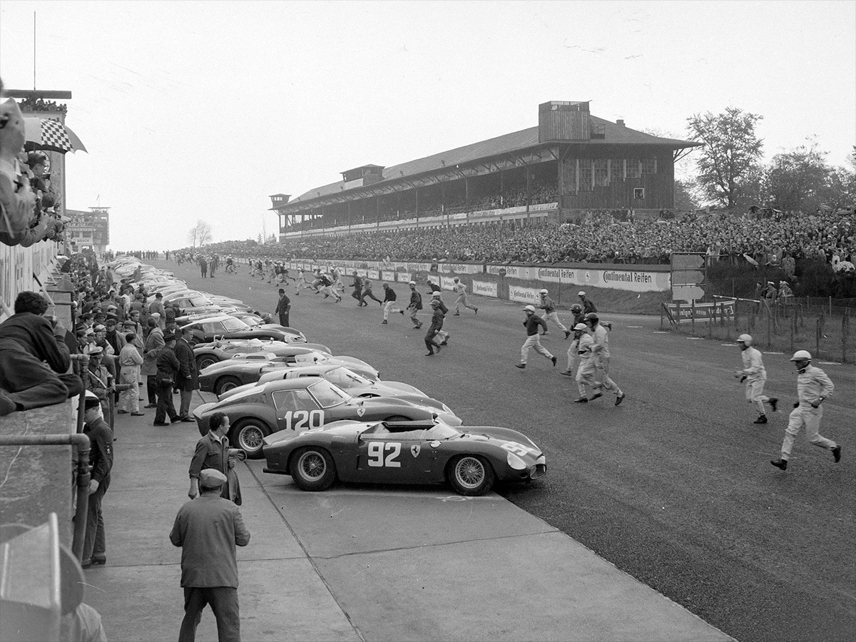 Xe Ferrari 330 LM 250 GTO đang trong cuộc đua tại Nürburgring