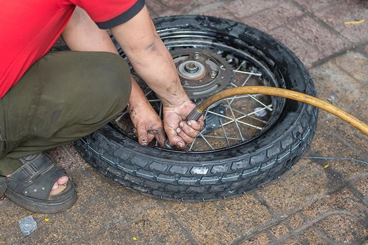 Xe máy đi qua ổ gà