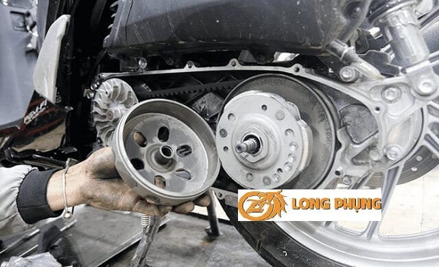 Xe SH Việt lên ga bị giật do bugi kém