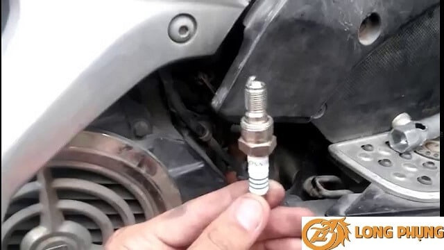 Xe SH Việt lên ga bị giật do còn bám kém