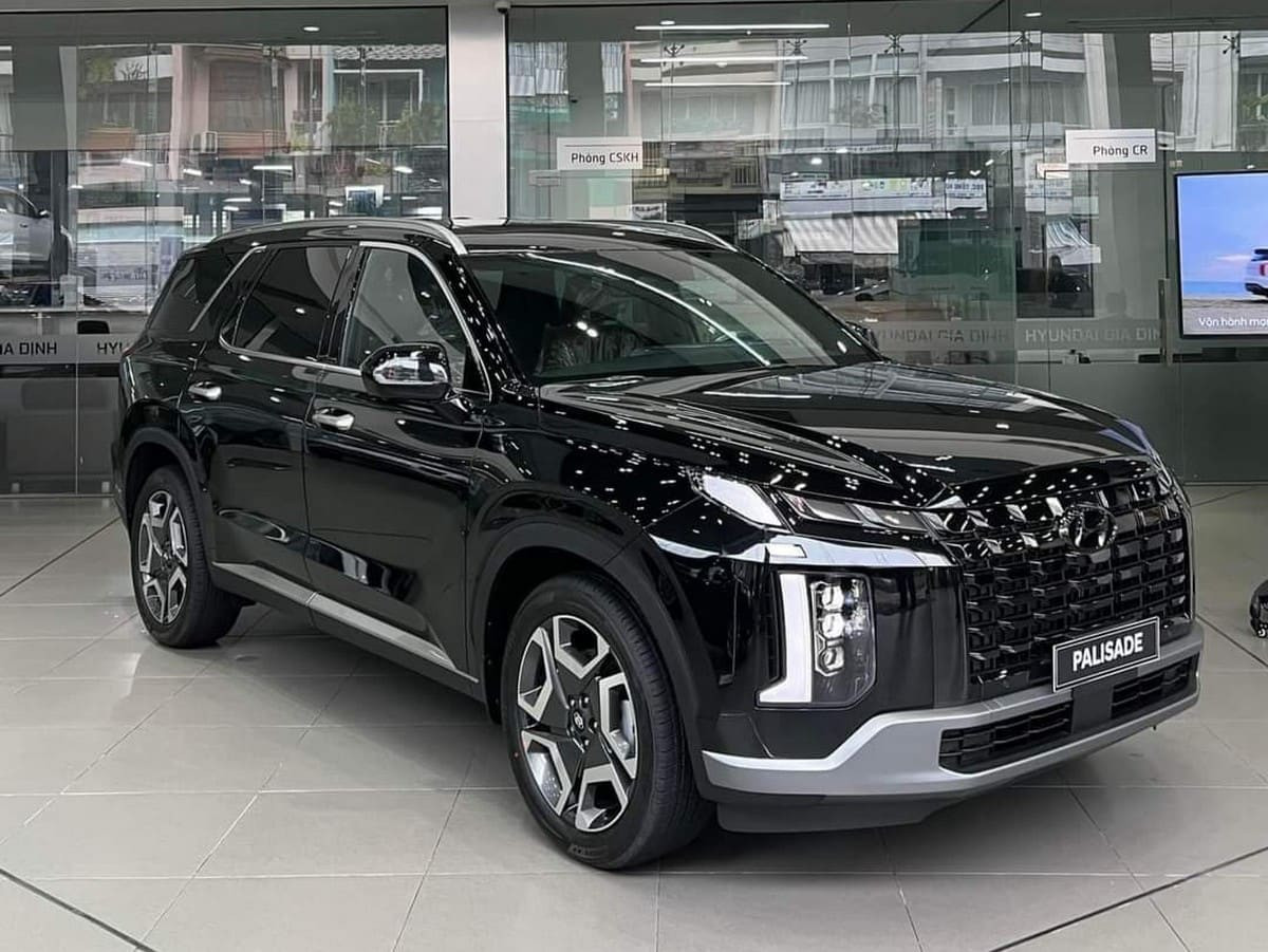 1 chiếc SUV màu đen là lựa chọn phù hợp cho những người sinh năm 1972