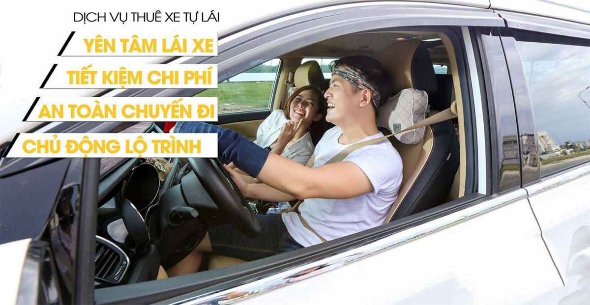 Alt: Bảng giá thuê xe tự lái tại Hà Nội, hiển thị chi phí thuê xe theo ngày và tháng.