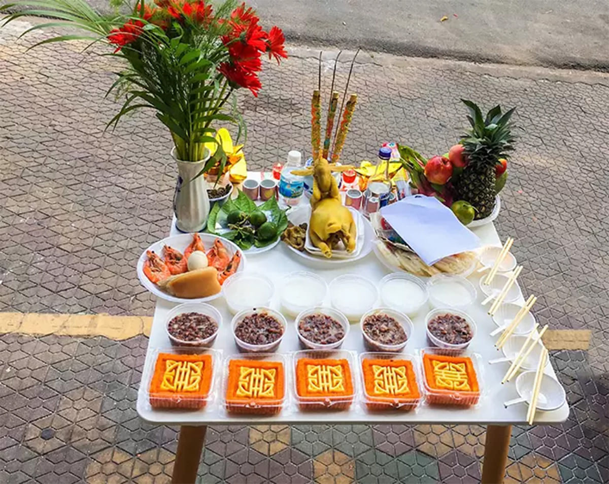 Alt: Chuẩn bị mâm cúng xe mới