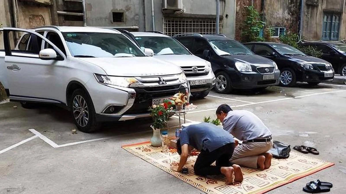 Alt: Cúng xe mới tại nhà