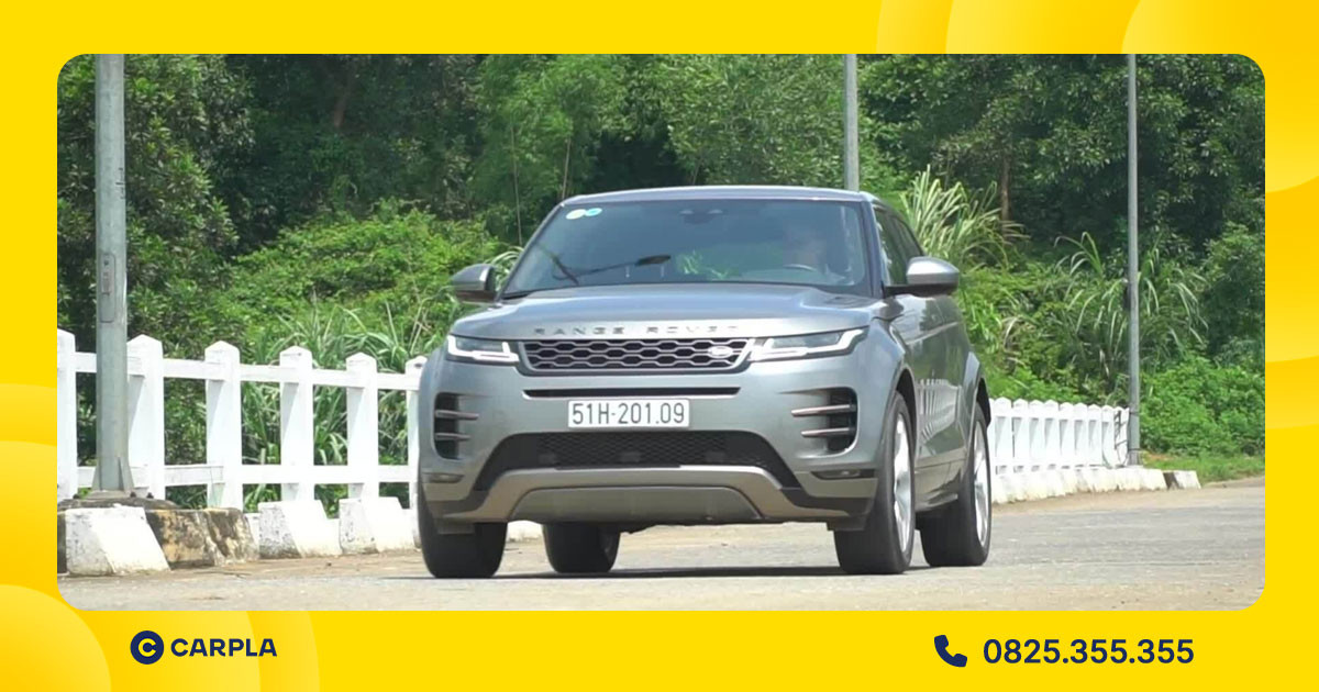 Alt: Đầu xe Land Rover Range Rover Evoque với lưới tản nhiệt và đèn pha