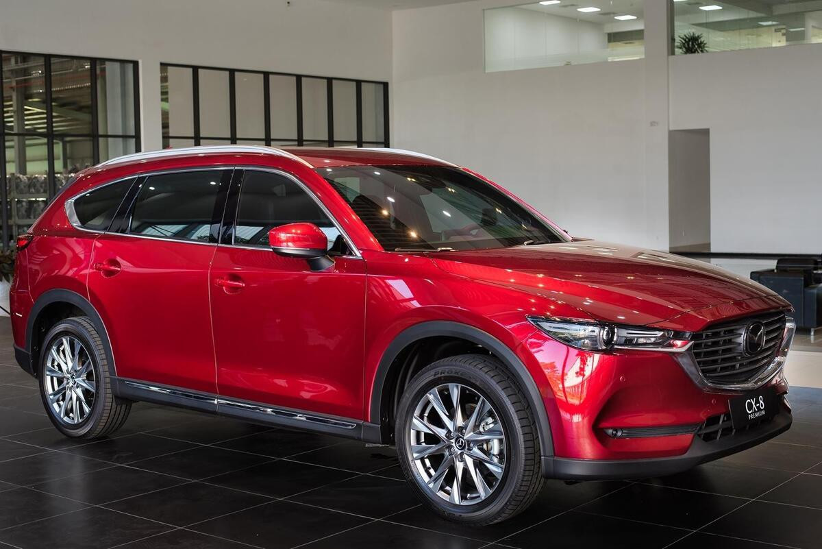 Alt: Đuôi xe Mazda CX-8 2021 với cụm đèn hậu LED vuốt nhọn và ống xả kép thể thao.