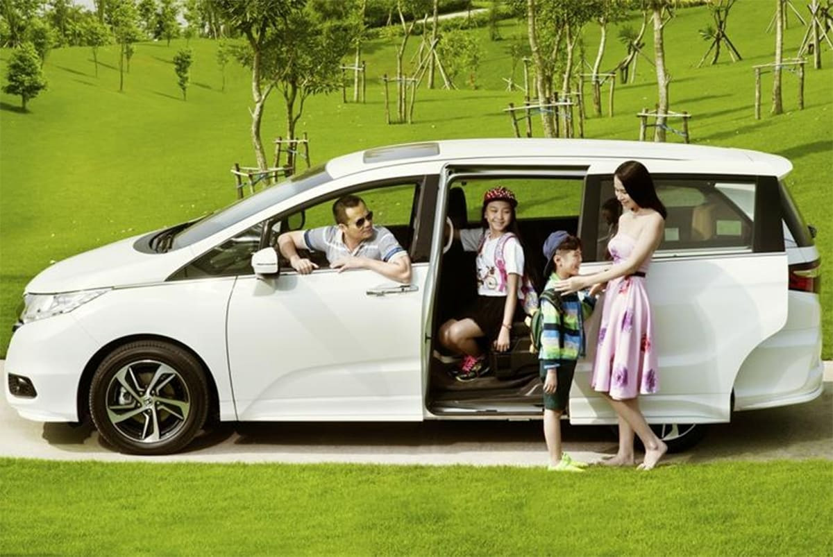 Alt: Gia đình sum vầy trên xe 7 chỗ