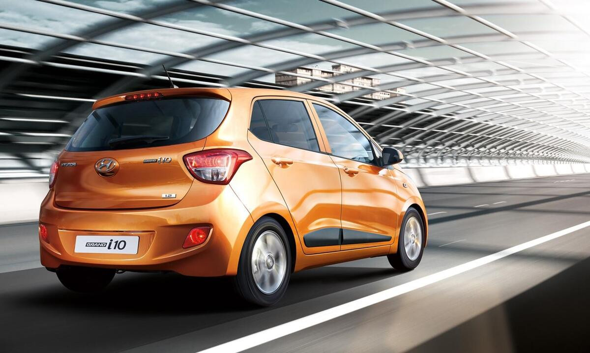Alt: Hình ảnh đuôi xe Hatchback, minh họa thiết kế ngắn, vát phẳng vuông góc với khoang hành lý