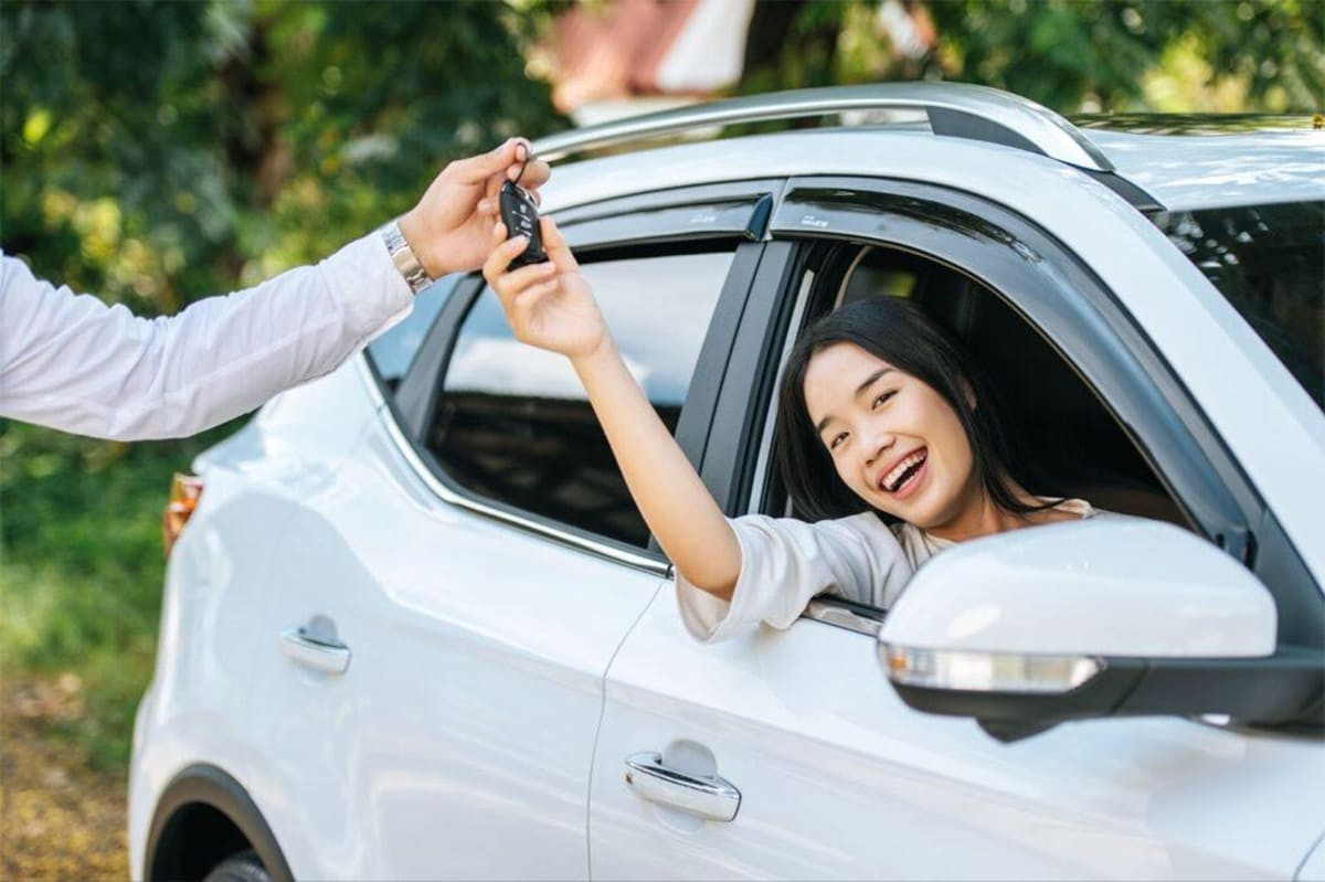 Alt: Hình ảnh một chiếc xe ô tô đang di chuyển trên đường, minh họa cho dịch vụ thuê xe tự lái