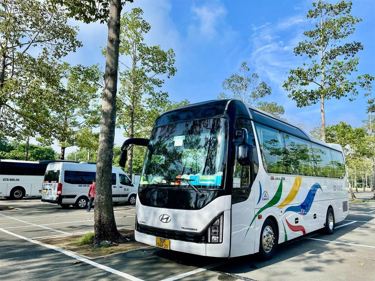 Alt:  Hình ảnh ngoại thất một chiếc xe 29 chỗ hiện đại, thường được các công ty du lịch sử dụng.