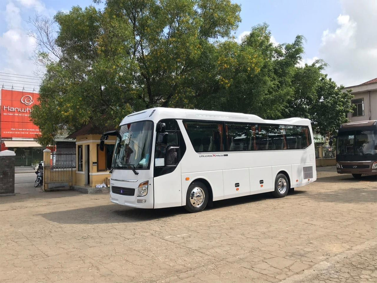 Alt: Hình ảnh người đang ký kết hợp đồng thuê xe, cần lưu ý các điều khoản về chi phí.
