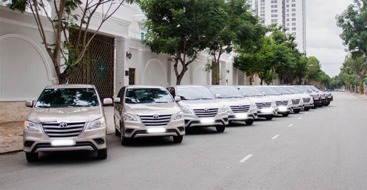 Alt: Hình ảnh nhiều loại xe ô tô khác nhau, thể hiện sự đa dạng lựa chọn xe tự lái tại Hà Nội.