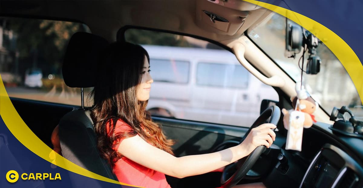 Alt: Hình ảnh nội thất ô tô với rèm che nắng được lắp đặt, giúp bảo vệ khỏi ánh nắng mặt trời.