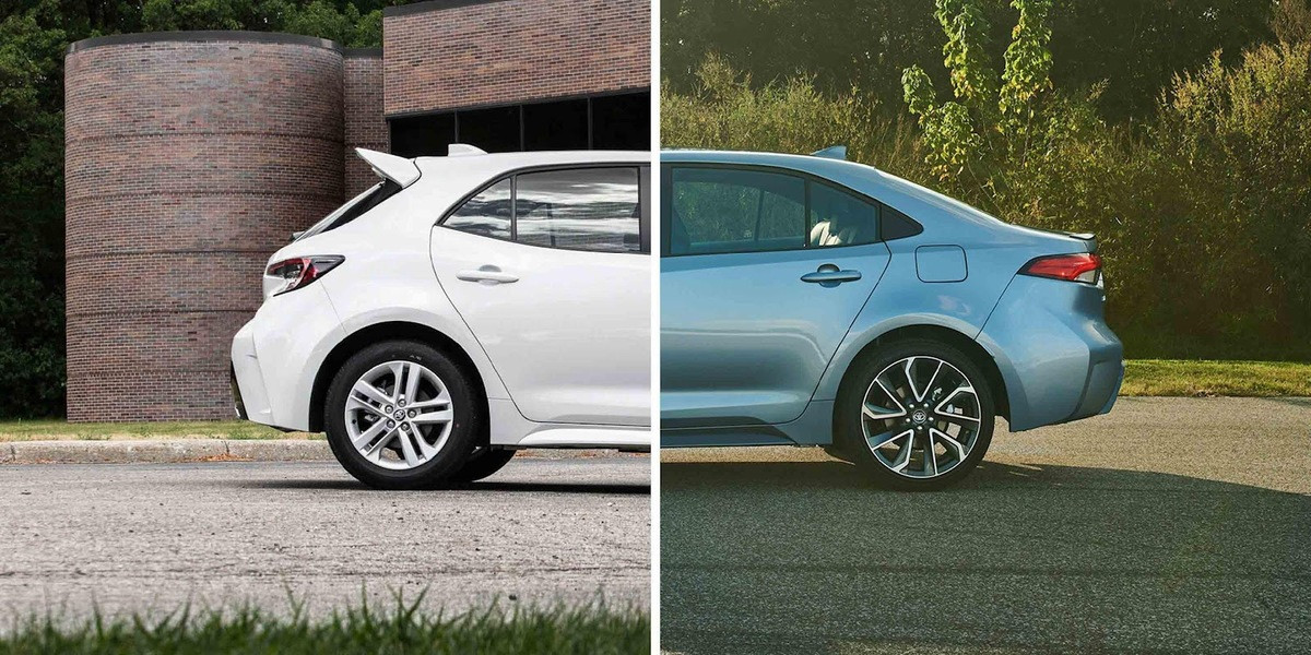 Alt: Hình ảnh so sánh đuôi xe Hatchback và Sedan, cho thấy rõ sự khác biệt về thiết kế và kích thước khoang hành lý