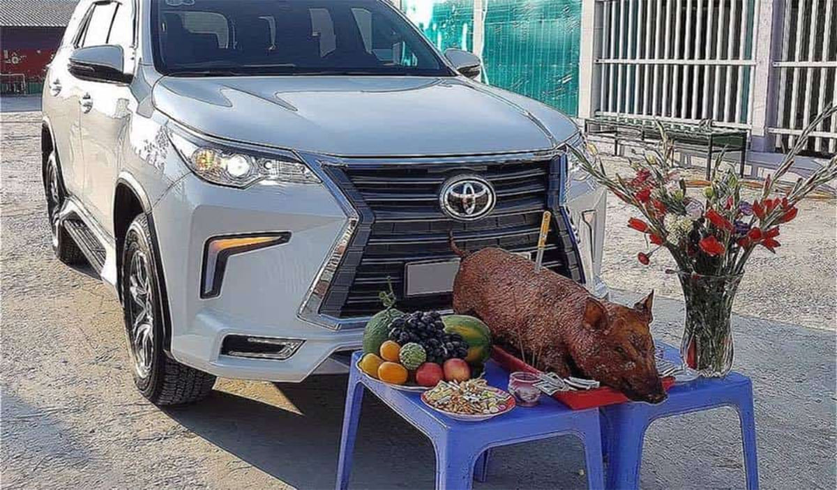 Alt: Mâm cúng xe mới với đầy đủ lễ vật
