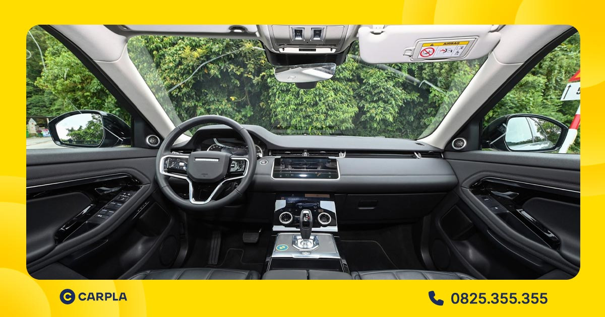 Alt: Nội thất Land Rover Range Rover Evoque với vô lăng và màn hình
