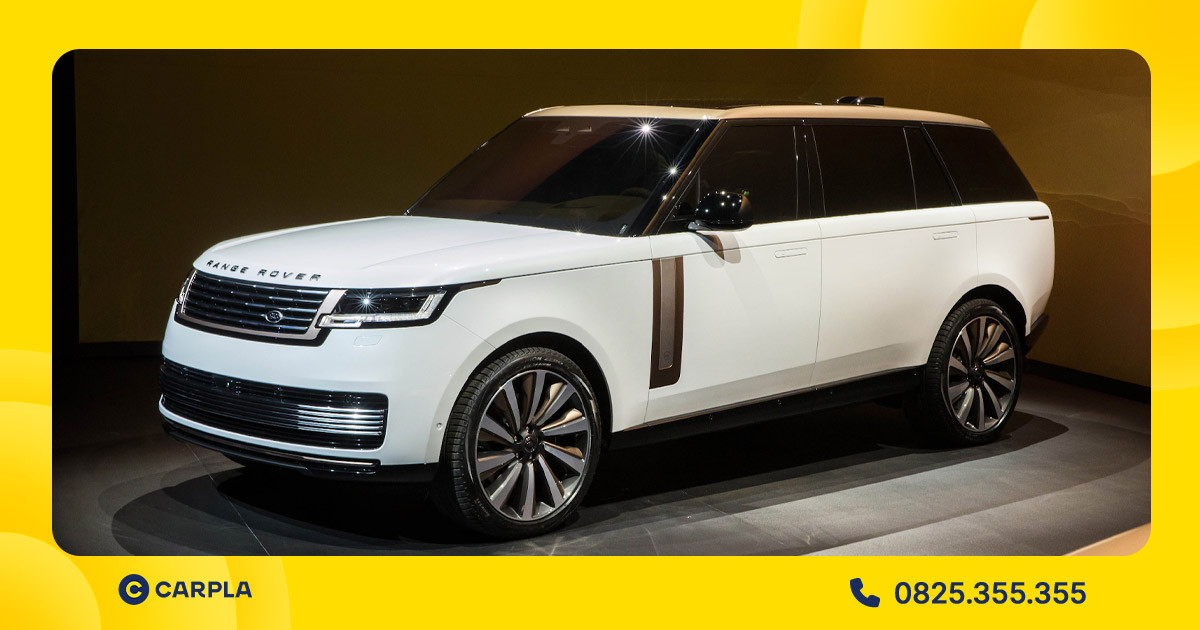 Alt: Range Rover Evoque màu trắng đậu trên đường
