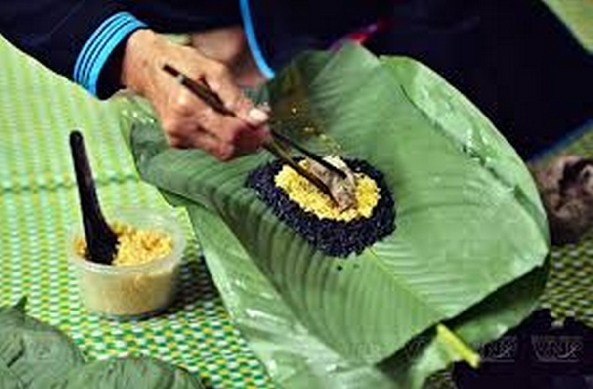Alt text: Bánh chưng đen đặc trưng của Tà Xùa