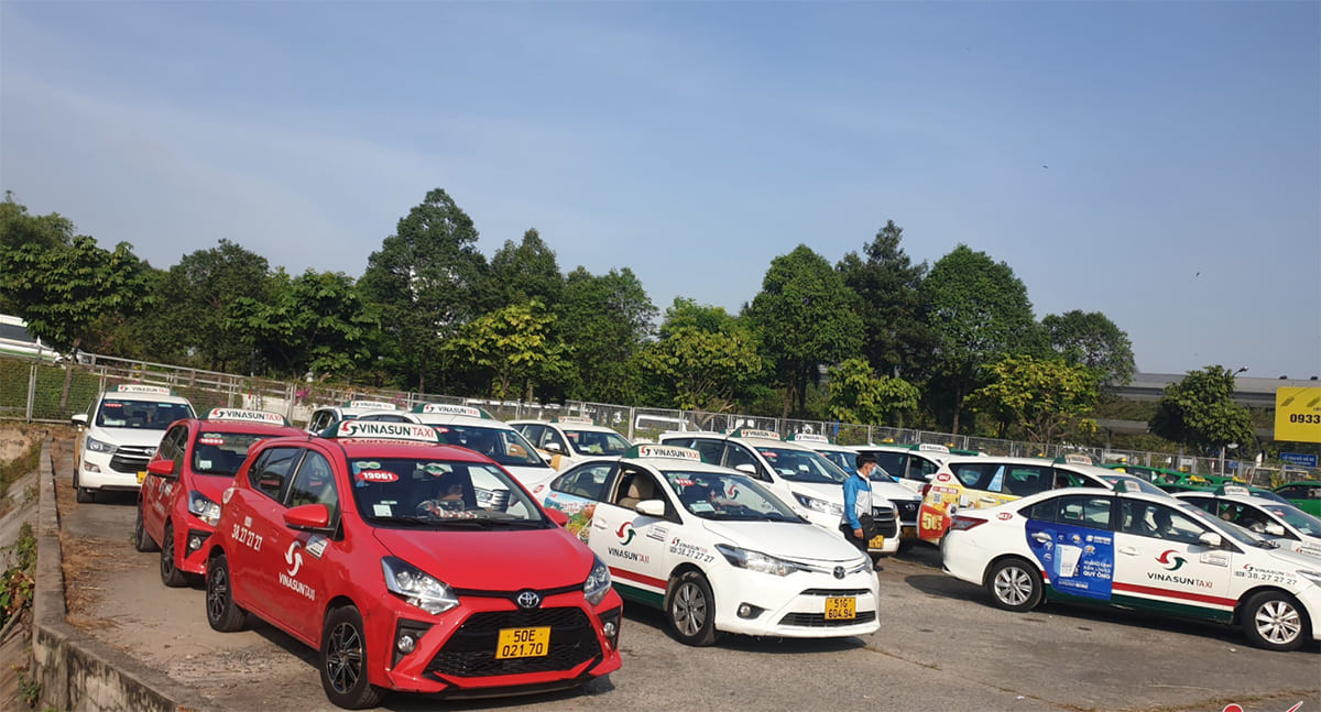 Alt text: Đầu tư đầy đủ bảo hiểm xe taxi 8 chỗ giúp chủ xe/ doanh nghiệp hạn chế nhiều rủi ro khi gặp sự cố