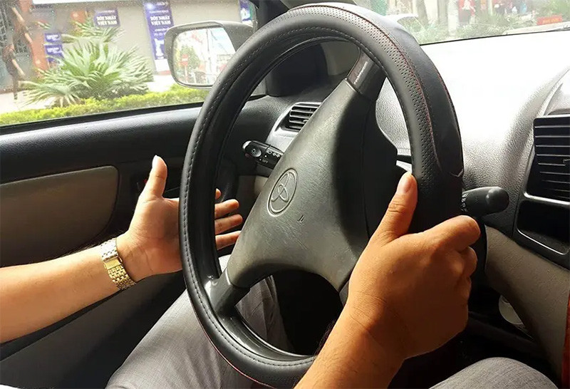 Alt text: Dây curoa bị mòn gây ra hiện tượng trượt trên puly