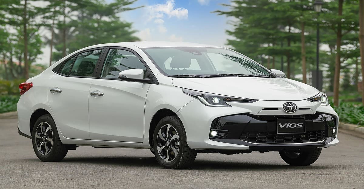 Alt text: Hình ảnh chiếc Toyota Vios màu bạc đang đỗ trên đường.